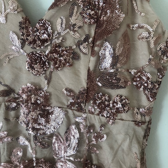 Elegant dress - Picture 2 of 8